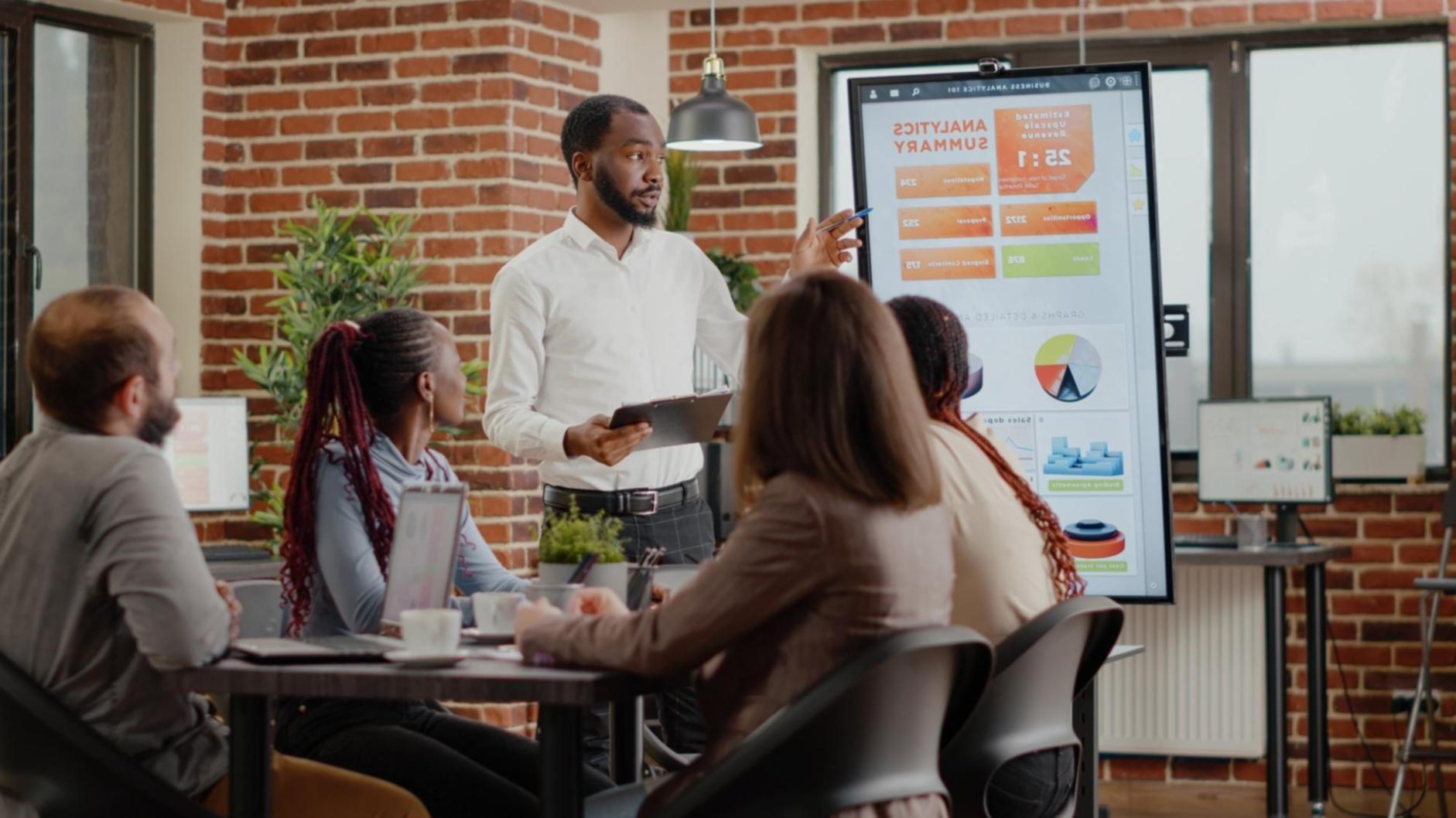 Teilnehmer bei der praktischen Finanzplanung in unserem Lernsaal