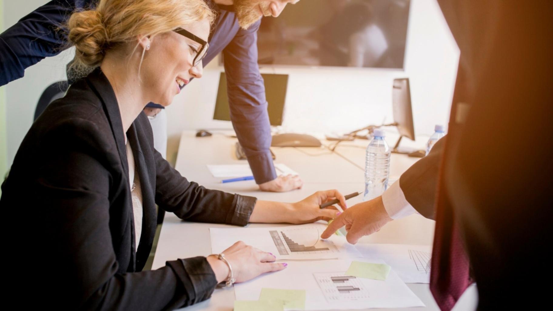 Digitale Lernmaterialien und Übungen auf verschiedenen Geräten