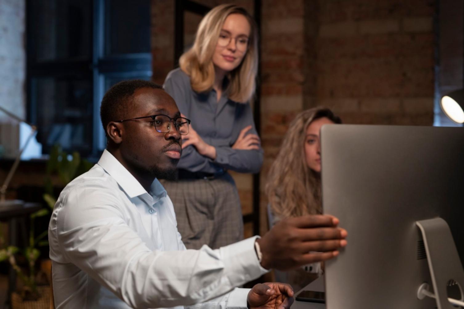 Teilnehmer bei der Gruppenarbeit an Finanzplänen